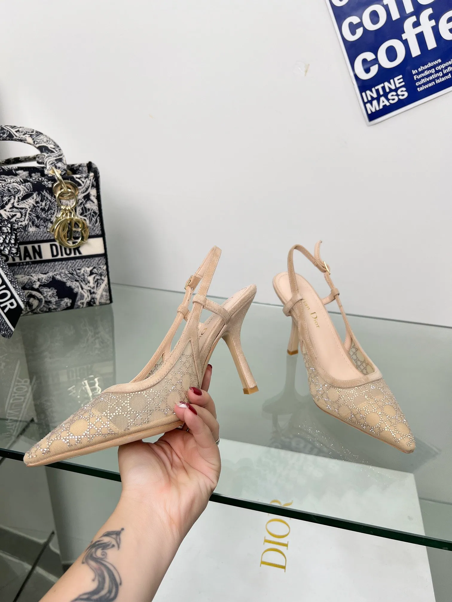 👟👟Ex-factory price 560👟👟Dior 2025 spring and summer catwalk new style bling...bling...crystal shoes Capture one-line high-heeled Mule women's shoes Star same rhinestone square toe cannage pattern cat heel slippers The top high-end version on the market Exclusive sale Material: original custom mesh inlaid with hot Australian rhinestones + water-dyed sheepskin feet + original molded hardware buckles + Italian leather outsole Heel height: 6.5CM/9.5CM size: 33-44 (33.34.40.41.42.43.44 is custom-made and cannot be returned or exchanged)